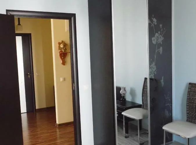 Near Airport Apartment *